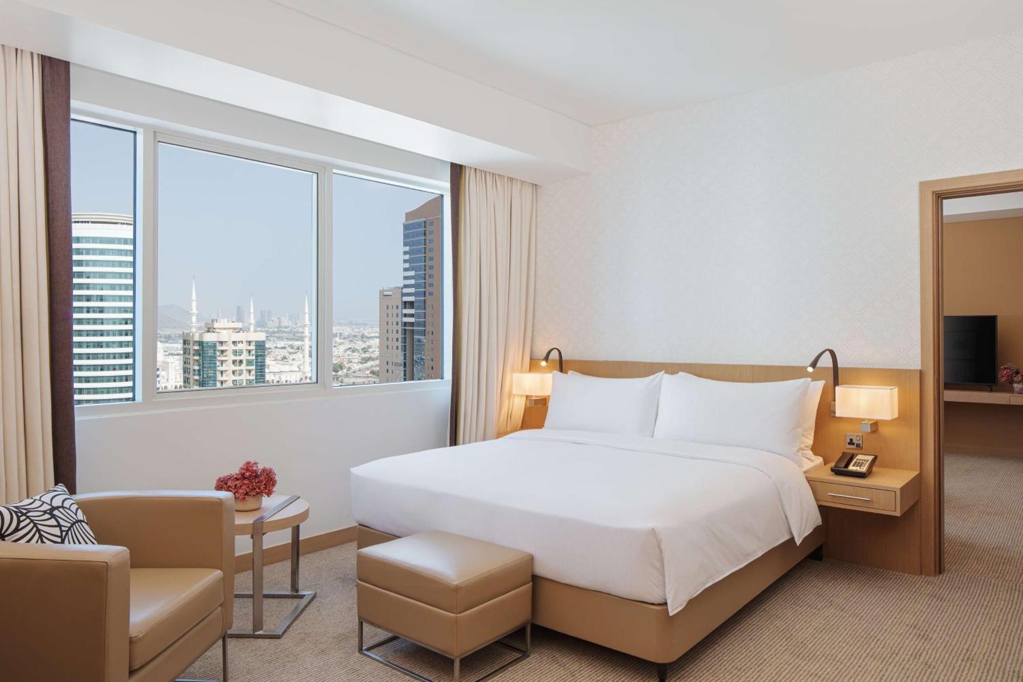 Doubletree By Hilton Fujairah City Dış mekan fotoğraf A bedroom at the hotel