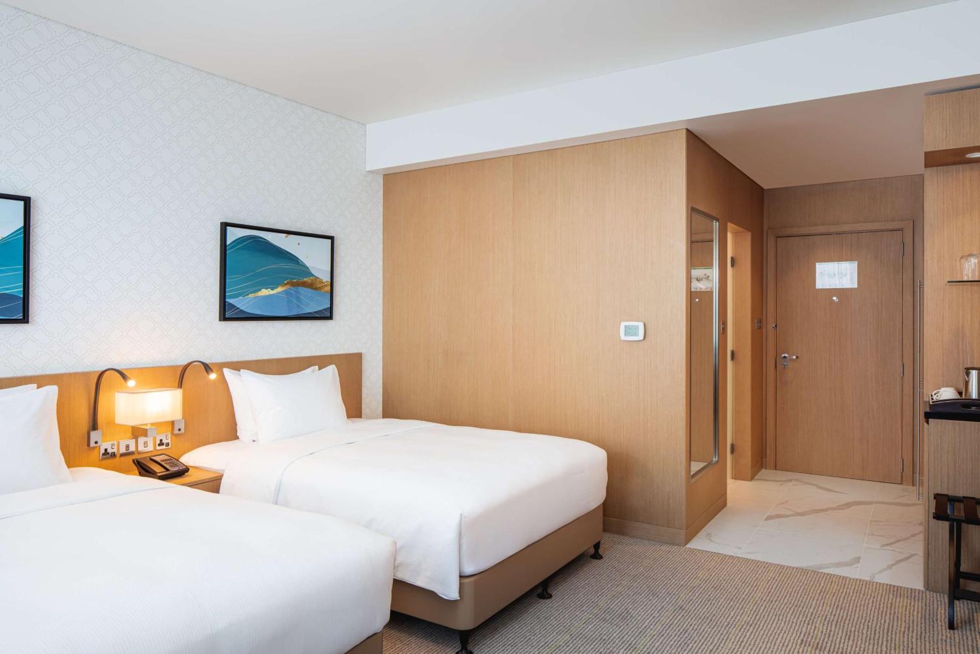 Doubletree By Hilton Fujairah City Dış mekan fotoğraf A room at the hotel